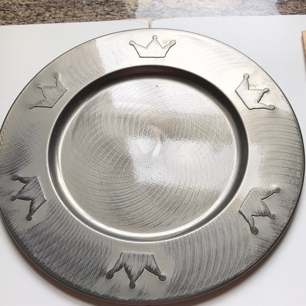 Metal serving platter. Silver colour with crown.